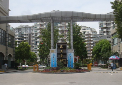 西安市灞橋區政府大院開放讓市民免費停車